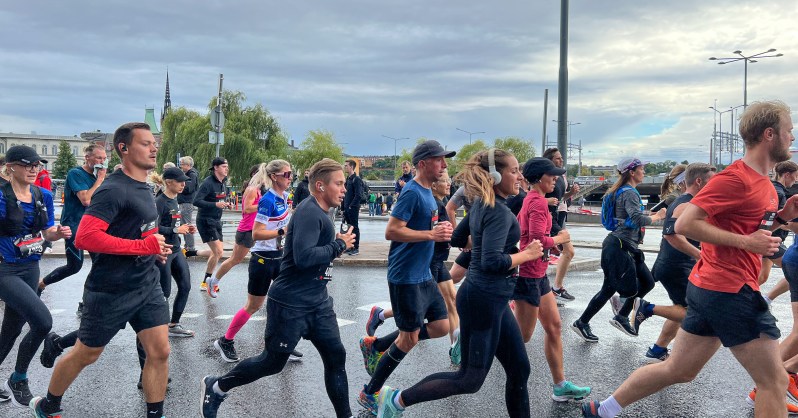 A group of runners runs on the road for the Stockholm half marathon.